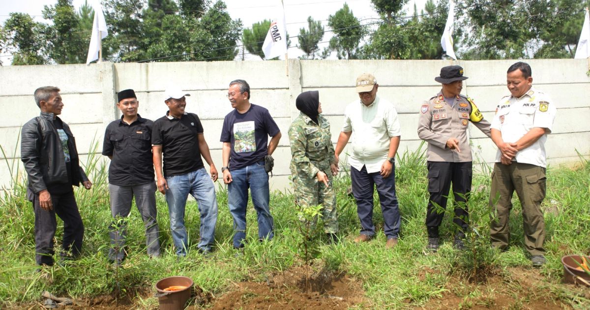 PWI Jaya dan Mahasiswa Pecinta Alam Tanam Pohon di Kawasan PT PMC Tamansari