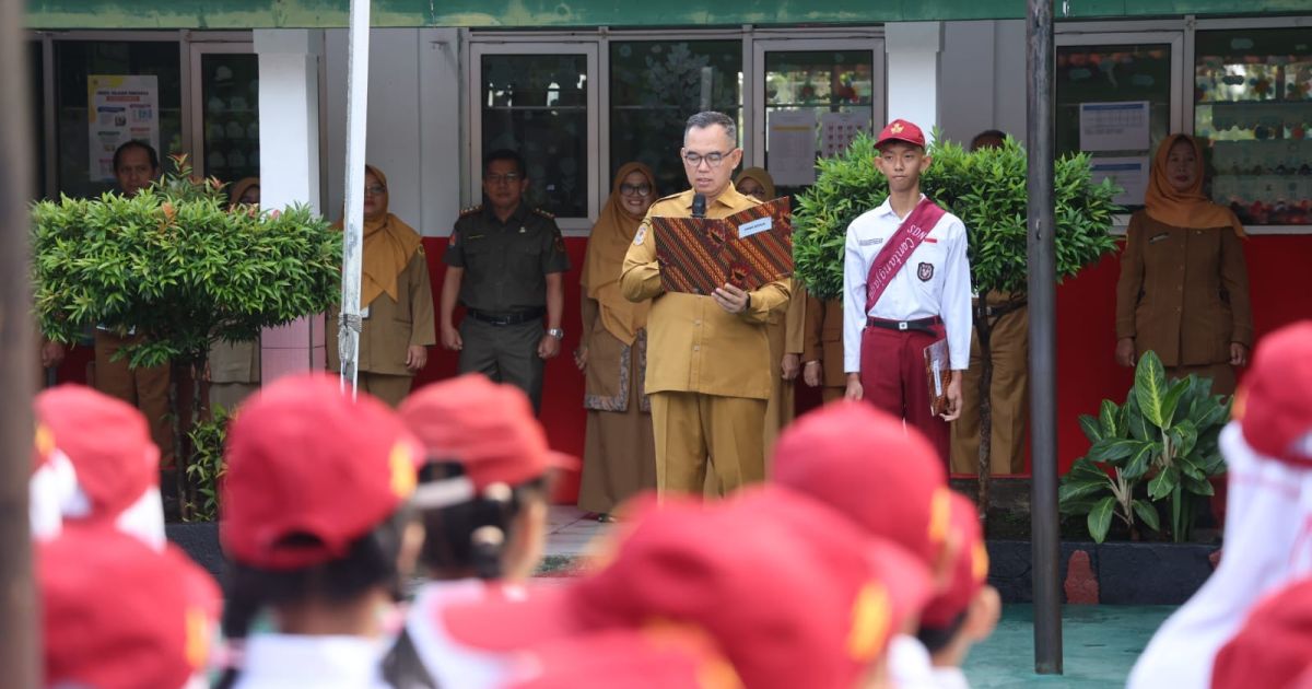 Sekda Kabupaten Bogor, Ajat Rochmat Jatnika saat menjadi Inspektur Upacara di SDN Cantang Jaya Sukaraja