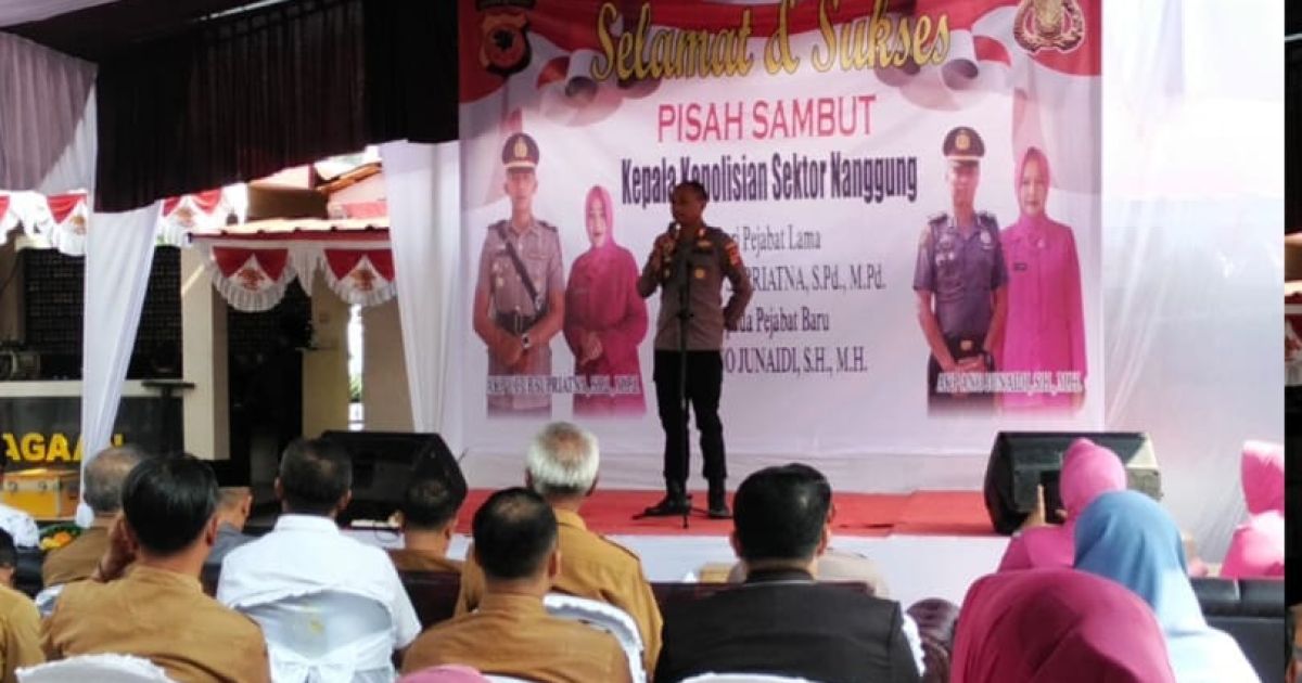 AKP Ano Junaedi dan AKP Ucup Supriatna dalam acara pisah sambut Kapolsek Nanggung di halaman Polsek Nanggung, Kabupaten Bogor