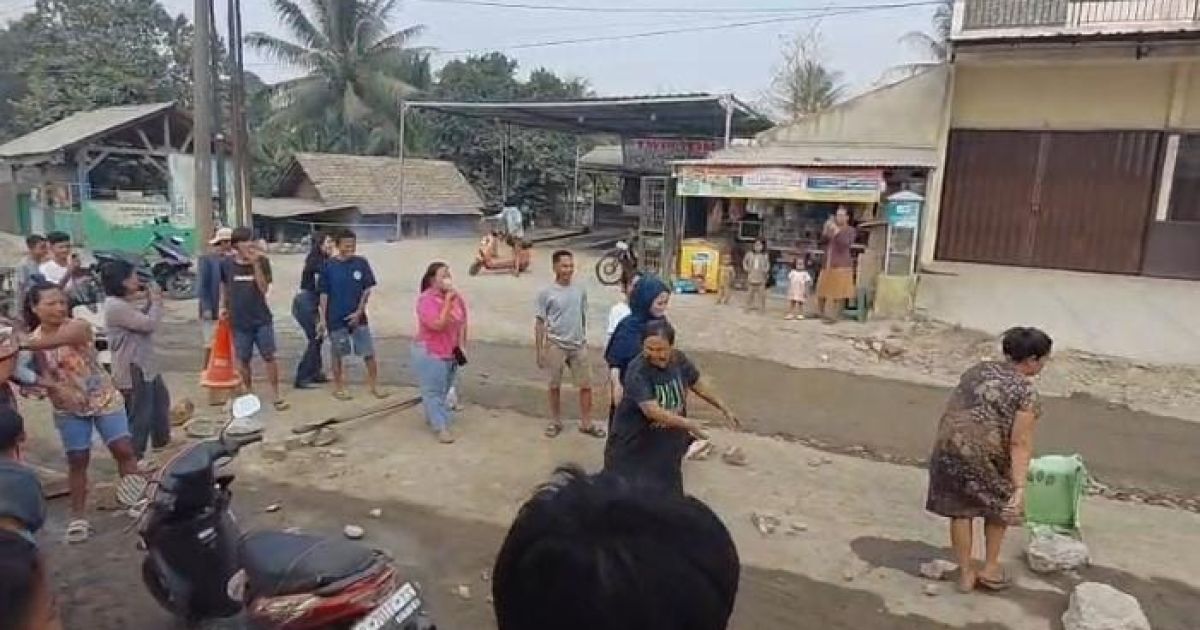Warga Jagabaya Parungpanjang Blokade Jalan Provinsi, Protes Debu Perbaikan Jalan