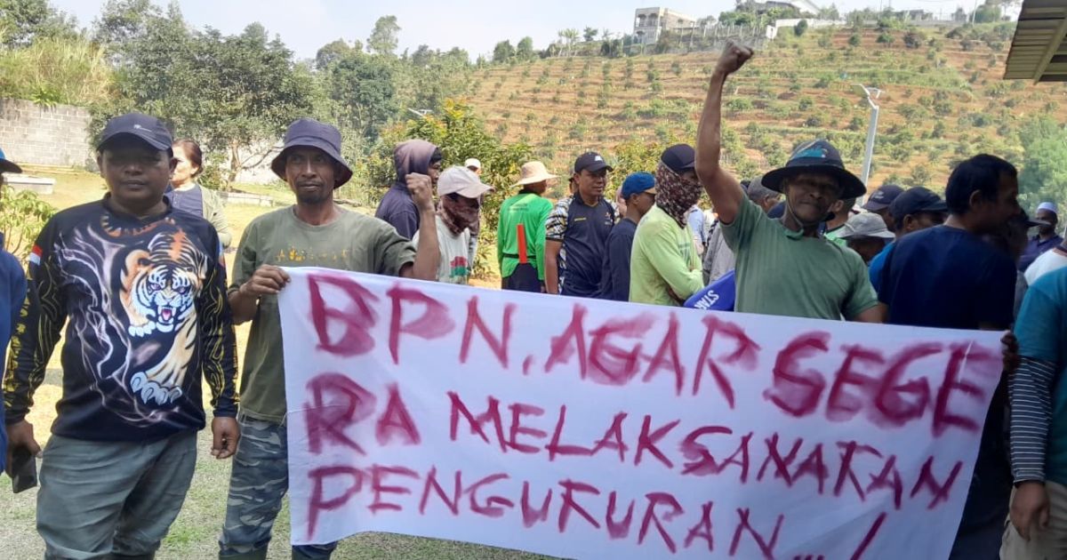 Petani Kampung Palalangon bentangkan spanduk desakan pengukuran lahan PT BSS (Istimewa)