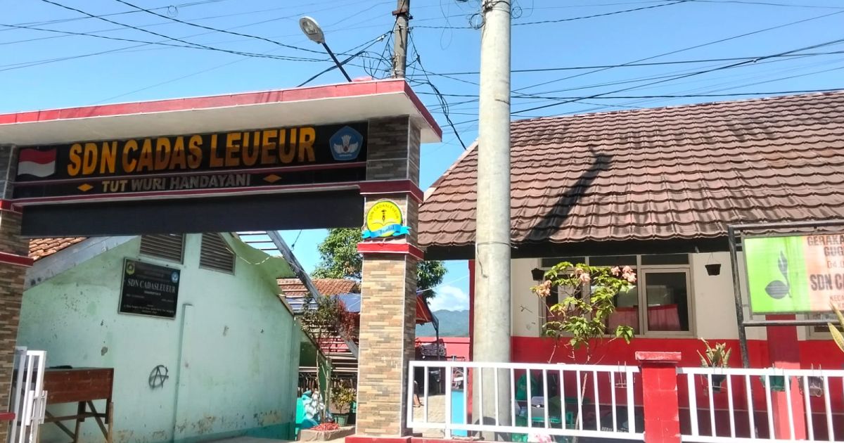 Gerbang SDN Cadas Leueur di Desa Bantarkaret, Kecamatan Nanggung, Kabupaten Bogor (Dede Surya/PortalBogor)