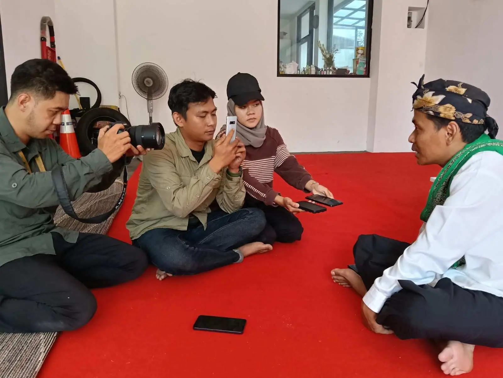 Ditemani Istri, Kang Mus Salurkan Hak Pilih Di TPS 27 Desa Cileungsi 