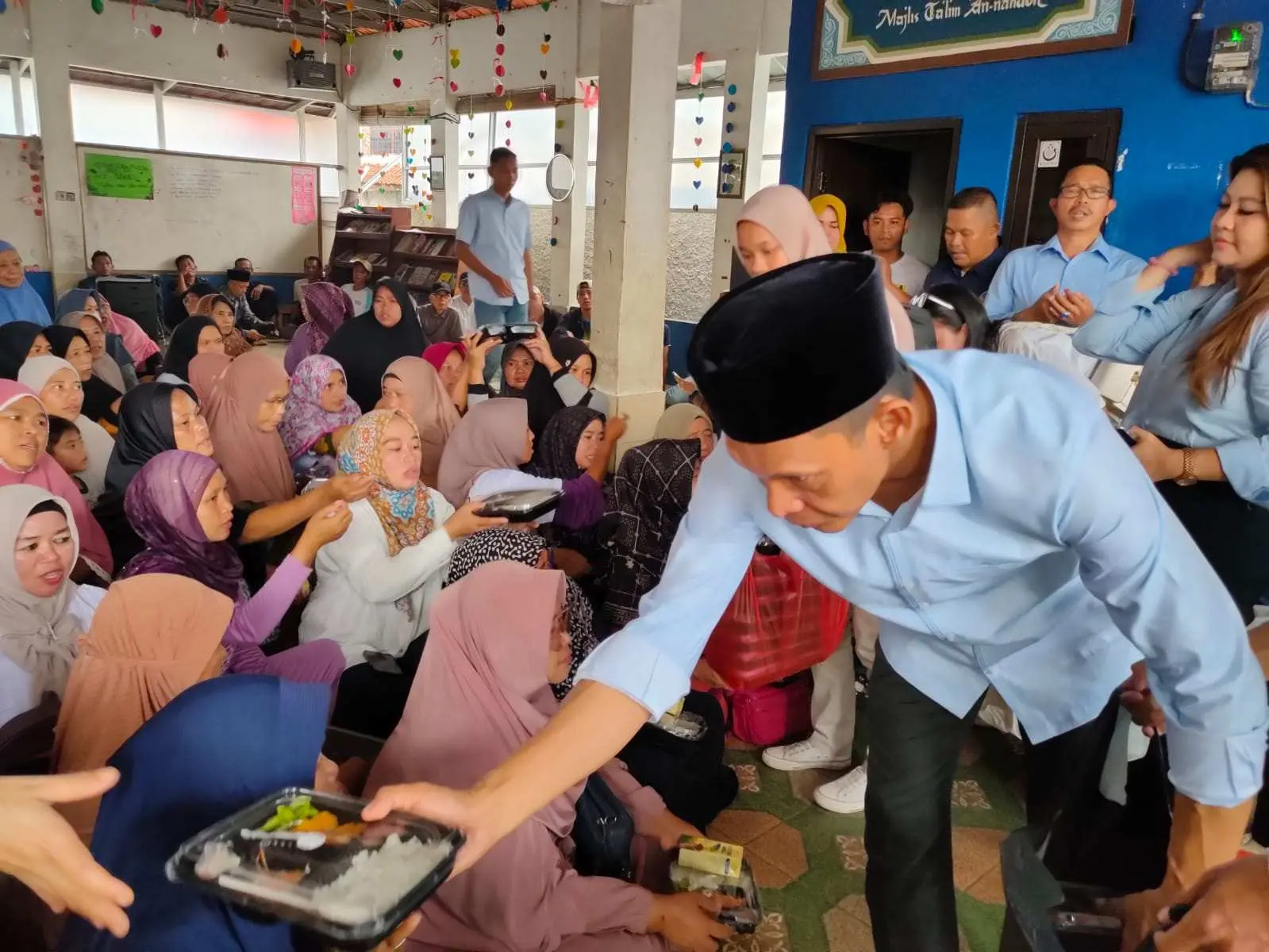 Sapa Warga Desa Jampang, Cawabup Jaro Ade Siap Atasi Problem Sampah Dan Pengangguran 