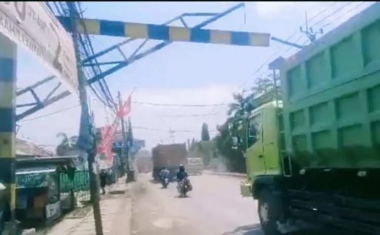 Kapolsek Ungkap Kronologi Truk Tabrak Portal di Parung Panjang, Pengendara Motor Luka Berat