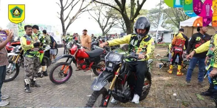 Pj Bupati dan Para ASN Peringati HJB ke 542 Main Motor Trail, Warganya Mandi dan Cuci Baju di Jalan Rusak