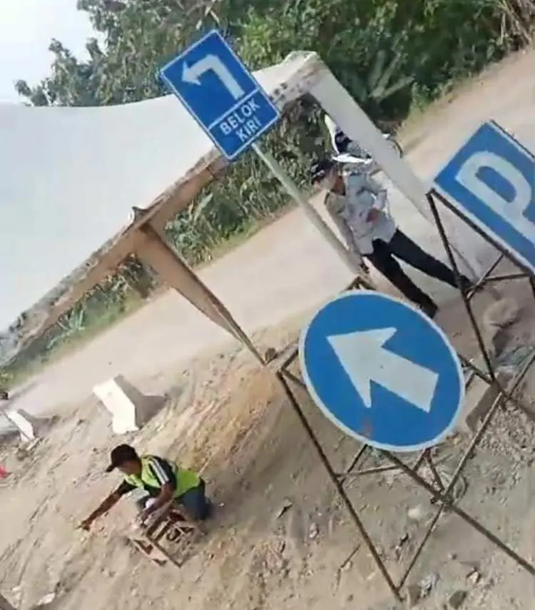 Viral! Pungli di Kantung Parkir Truk Tambang Parung Panjang