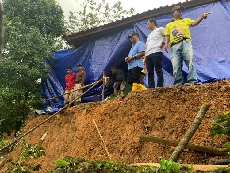 Aan Triana Al Muharom dan Samsul Hidayat Sambangi Korban Bencana Longsor di Sukajaya