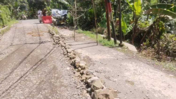 1 Tahun Jalan Rusak Tak Diperbaiki Pemerintah, Warga Lakukan Swadaya Patungan Perbaikan Jalan di Nanggung