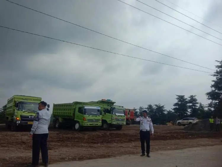 Kondisi Kantong Parkir 2,8 Hektar Truk Tambang di Parungpanjang Hanya Terisi Belasan Truk