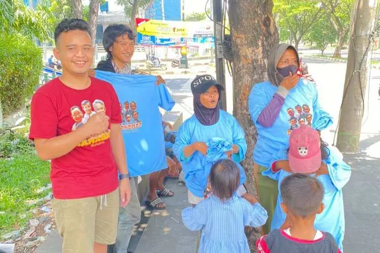 Bawa Pesan Perdamaian Pasca Pemilu 2024, RBR Bagikan Makan Gratis dan Kaos Bergambar Para Capres dan Cawapres