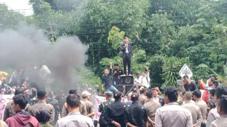 Imbas Pekerjaan Jalan Mangkrak, Kantor UPT PUPR Cigudeg Digerudug Warga Kiarasari