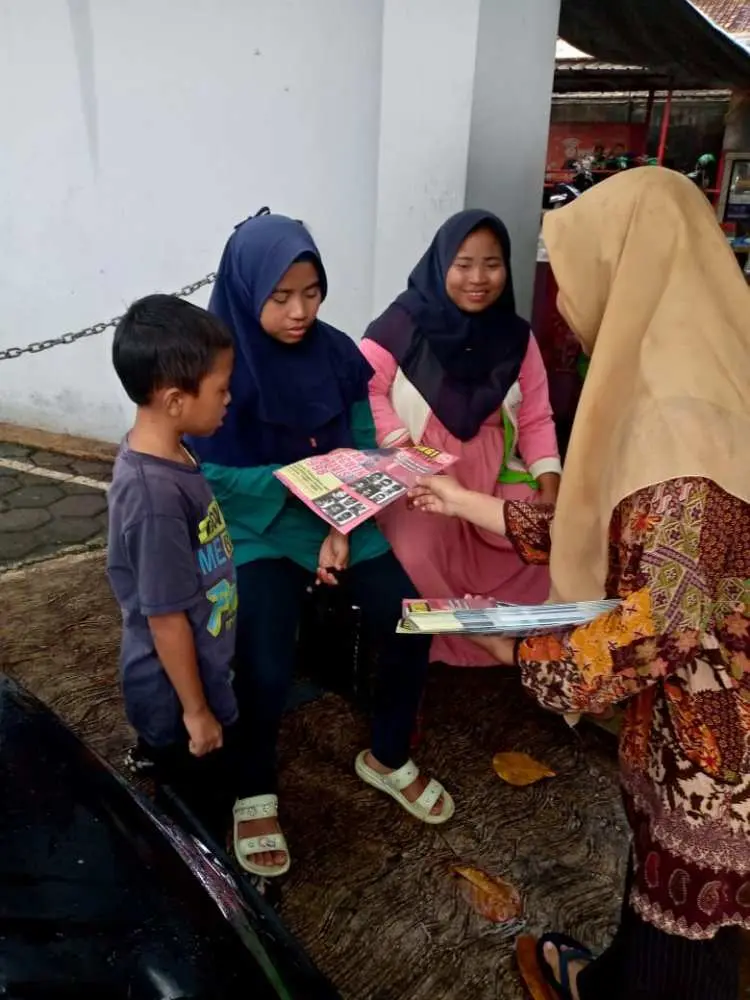 Mahasiswa IAIN Laa Roiba Bogor Peringati Kondisi Demokrasi Dengan Aksi Sebarkan Leaflet di Leuwiliang