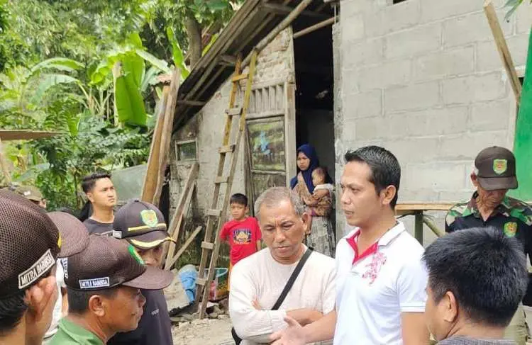 Aan Triana Al Muharom Tinjau Rumah Warga yang Roboh di Parung Panjang