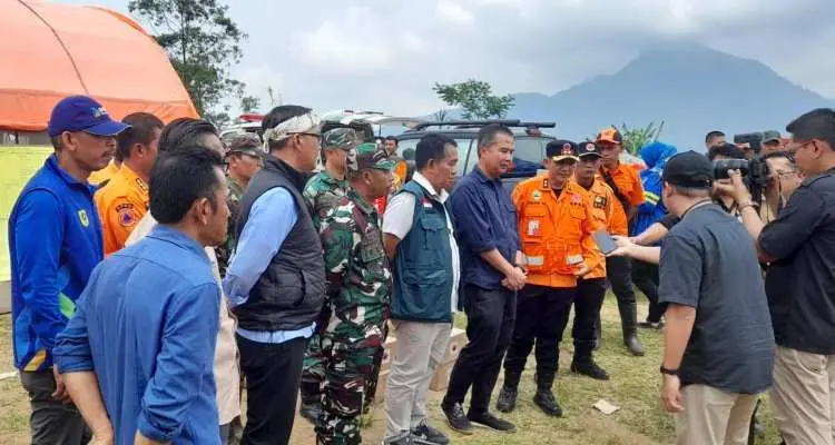 DPKPP Kabupaten Bogor Dampingi Iwan Setiawan dan PJ Gubernur Tinjau Lokasi Gempa di Desa Purwabakti