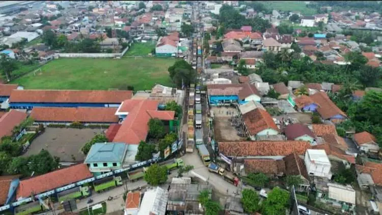 Jejerkan Truk Buat Macet Total, Puluhan Supir Tambang Demo di Parung Panjang