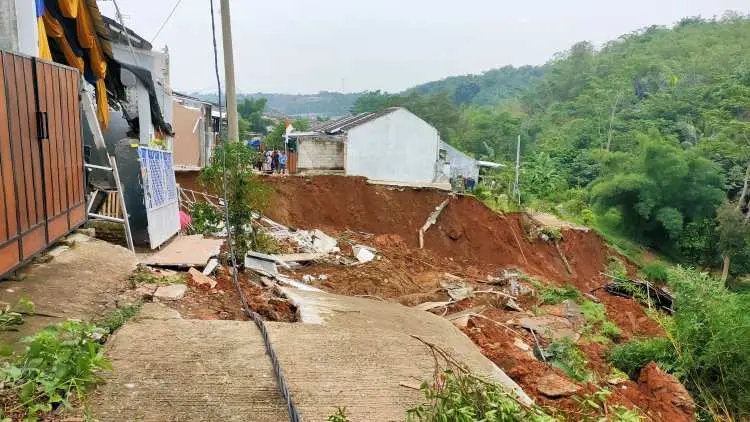 Diduga Karena Hujan Deras, 5 Rumah Ambruk Terkena Longsor di Ciseeng
