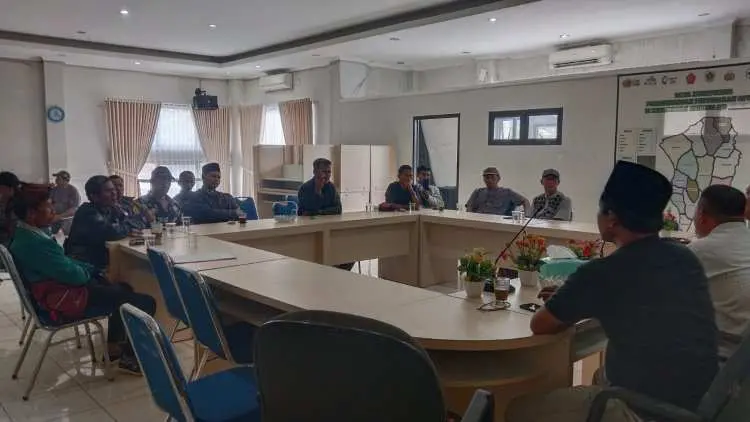 Warga Gruduk Kantor Kecamatan Cigudeg, Tuntut Pemdes Untuk Laksanakan Komitmen Musdes