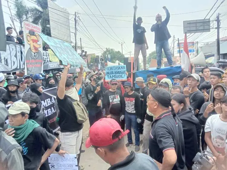 Geram Terhadap Truk Tambang Yang Sering Menelan Korban Jiwa, Ribuan Warga Parung Panjang Turun Ke Jalan