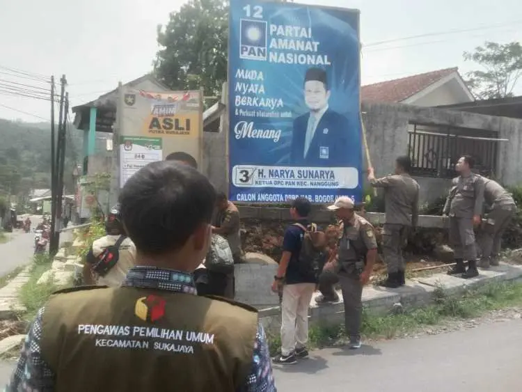 Panwascam Dan Satpol PP Sukajaya Gelar Razia APS Caleg di 11 Desa