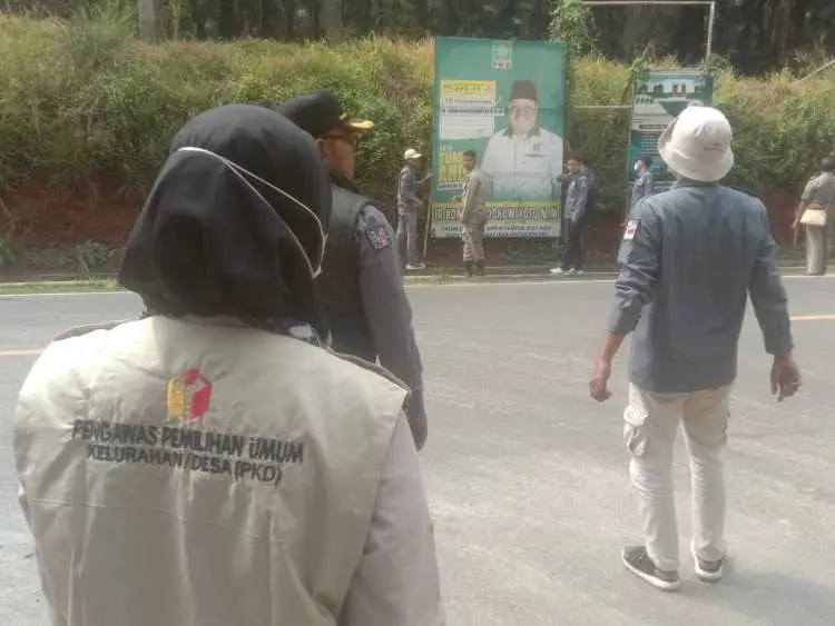 Panwascam Bersama Pol PP PKD Se-Kecamatan Cigudeg Sikat Spanduk yang Melanggar Aturan Bawaslu!