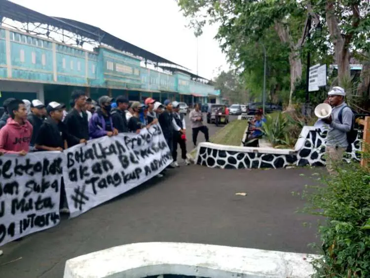 Gelar Aksi di Depan Kantor UKPBJ, LIMBO Desak Batalkan Proyek Revitalisasi Gedung DPMPTSP