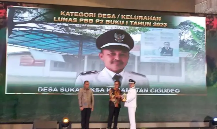 Desa Sukaraksa Sabet Anugerah Pajak Daerah Tertinggi Kategori Desa Lunas P2 Buku 1