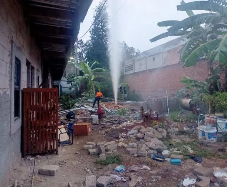 Gas Alam Menyembur Dari Sumur Bor Warga Kecamatan Sukaraja Bogor