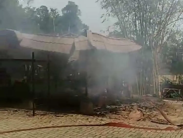 Salah Satu Bangunan Milik Sebuah Yayasan di Desa Sukaluyu  Dilahap Si Jago Merah