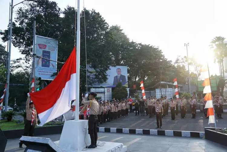 Pramuka Kota Bogor Kibarkan Merah Putih di Tugu Kujang
