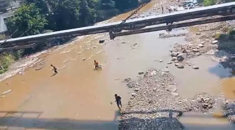 Viral! Video Warga Nangggung Keluhkan Air Sungai Cikaniki Berwarna Coklat Diduga Tercemar