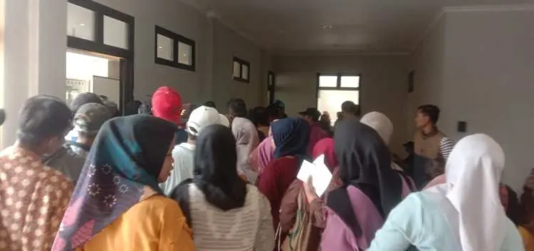 Protes dan Isak Tangis Warga Warnai Kegiatan Serah Terima Hunian Tetap di Kecamatan Cigudeg