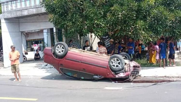 Diduga Supir Mengantuk, Sebuah Mobil Terbalik di Jalan Raya Jasinga Bogor