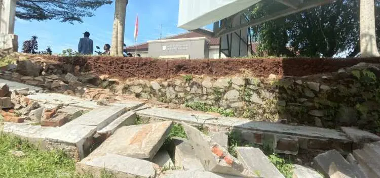 Hujan Deras Dan Usia Bangunan Bikin Pagar Tembok Halaman Kantor Kecamatan Cigudeg Ambruk