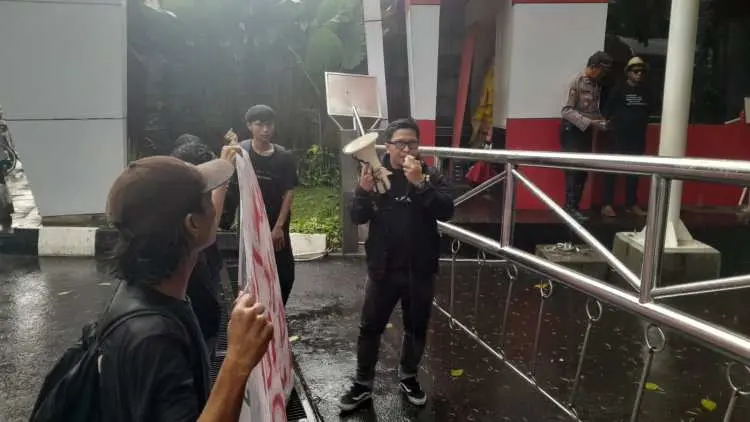 Diiringi Hujan, GEMPAR Demo KPK Tuntut Masalah Ini Diungkap Tuntas