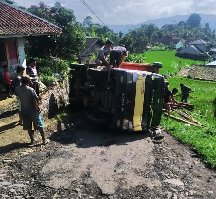 Sering Terjadi Kecelakaan, Jalan Turunan Curam Ke Desa Malasari Tak Kunjung Ada Perbaikan