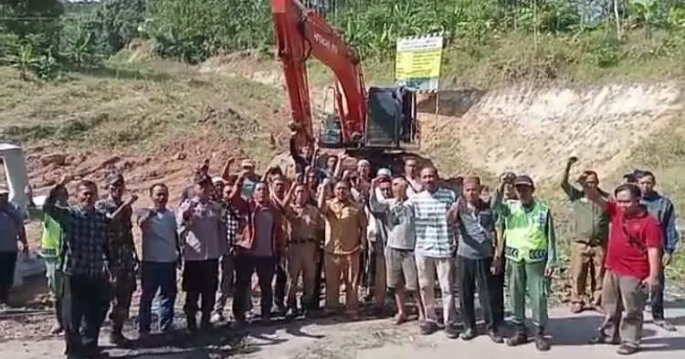 Keren! Tokoh Masyarakat dan Warga Desa Bantarkaret Bangun Jalan Sepanjang 5 Kilo Meter