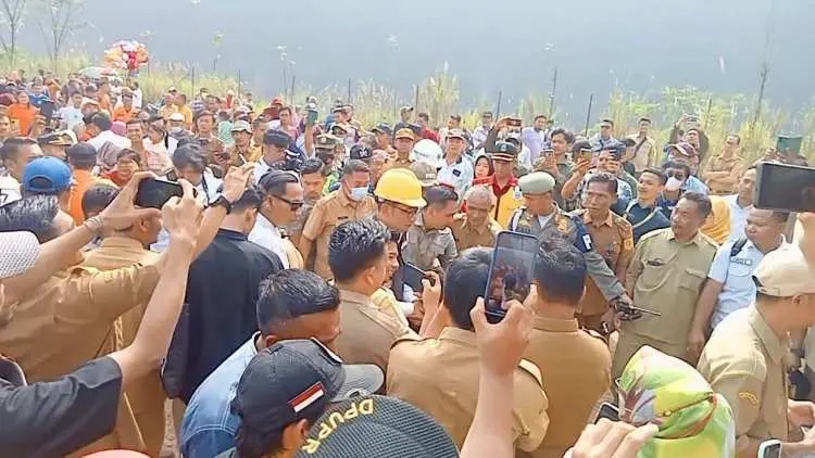 Warga Kecamatan Cigudeg Antusias Sambut Ridwan Kamil Di Jalan Khusus Tambang