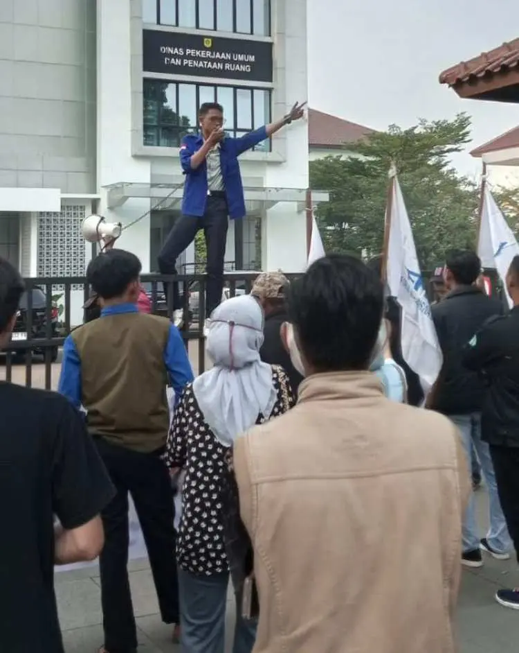Menolak Celaka di Jalan Rusak, FMB Unjuk Rasa di Depan DPUPR
