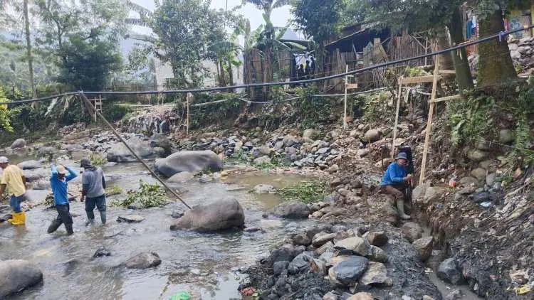 Realisasikan Dana Desa, Pemerintah Desa Sukamaju Cigudeg Bangun TPT