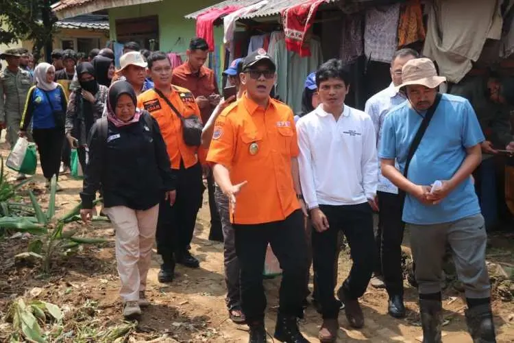 Tinjau Korban Bencana Leuwisadeng, Plt Bupati Bogor Pastikan Warga Tercukup Kebutuhannya
