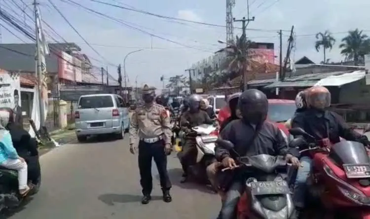 Simpang  Wisata Gunung Salak Endah Masih Dipadati Pengendara, Polsek Cibungbulang Atur Lalin
