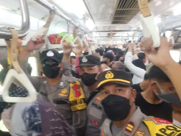 Pastikan Arus Balik Aman, Jajaran Polsek Tenjo Polres Bogor Naiki Gerbong KRL
