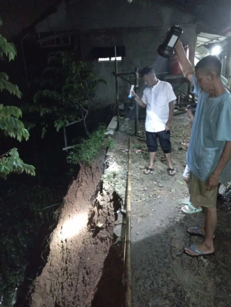 Akibat Hujan Deras, Akses Kampung Di Desa Harkat Jaya Sukajaya, Nyaris Terputus