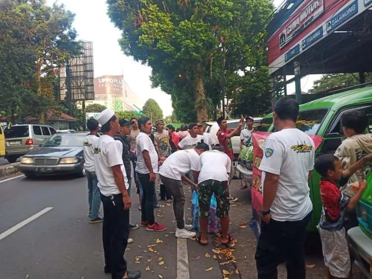 Bulan, Ramadhan, The Bell, berbagi, takjil, gratis