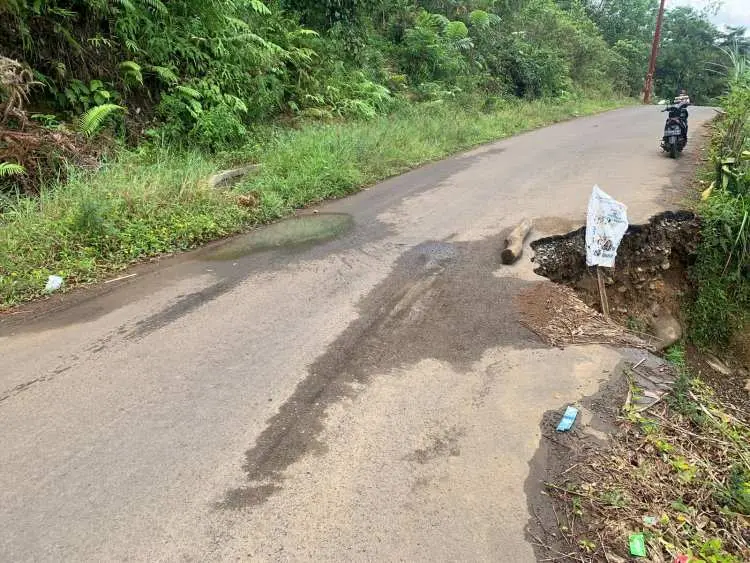 Bahayakan Pengendara, Warga Cileuksa Sukajaya Tuntut UPT Jajem VI Cigudeg Segera Perbaiki Jalan Rusak Akibat Longsor