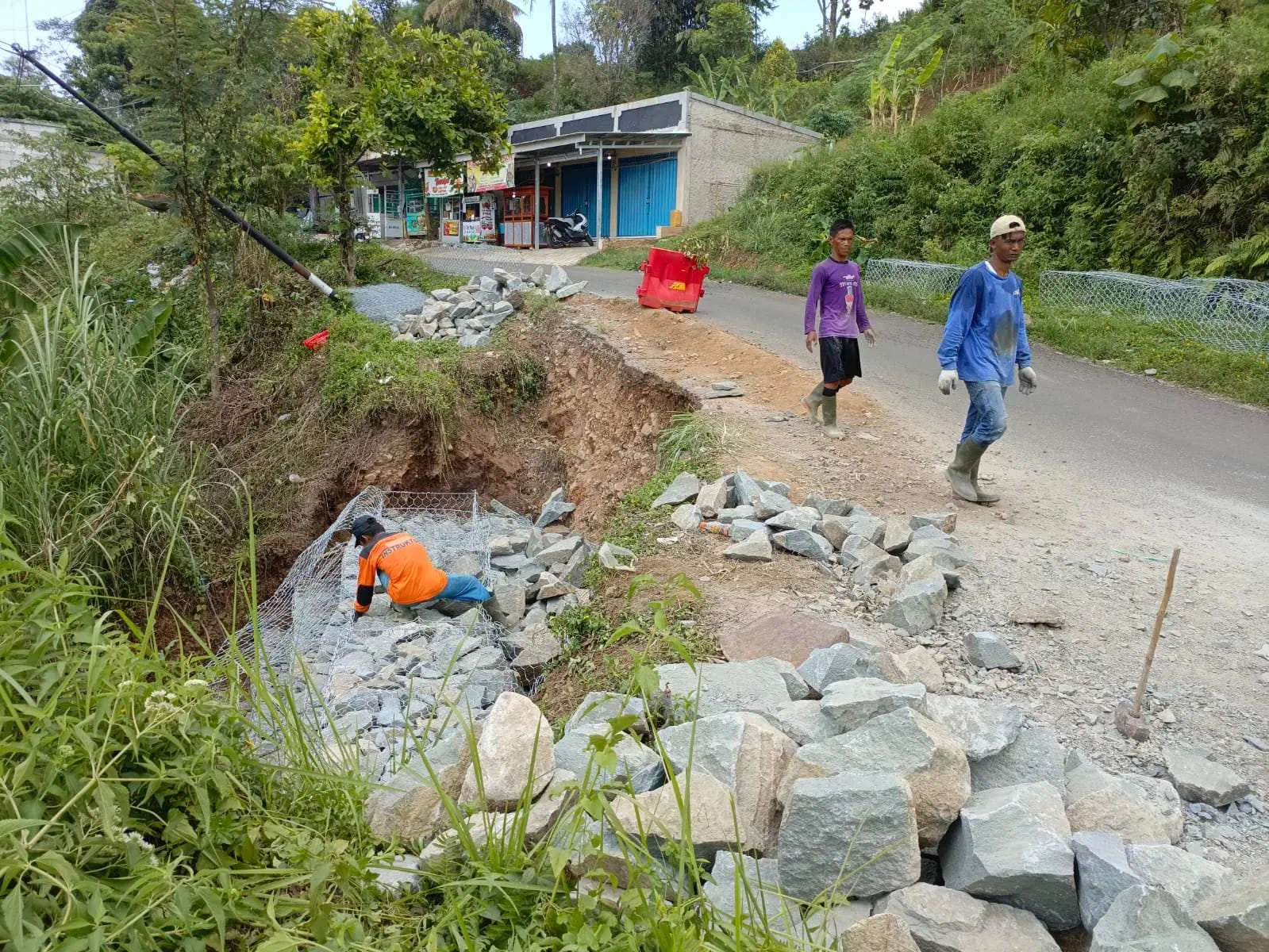 Warga Khawatir Potensi Longsor Susulan, UPT Wilayah VI Cigudeg Tangani Jalan Sukajaya