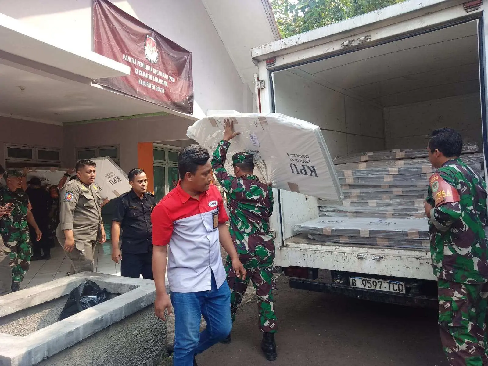 Distribusi Logistik Pemilu Dimulai, PPK dan Panwascam Siaga di Kabupaten Bogor