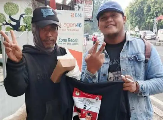 JAMUS Bagikan Makan Siang Gratis Sambil Sosialisasikan Program Paslon 02 Bayu-Kang Mus
