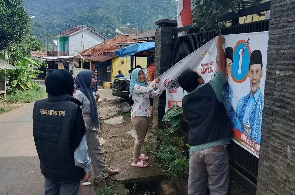 PPK dan Panwascam Cigudeg Bersihkan Ribuan APK di Masa Tenang Pilkada 2024